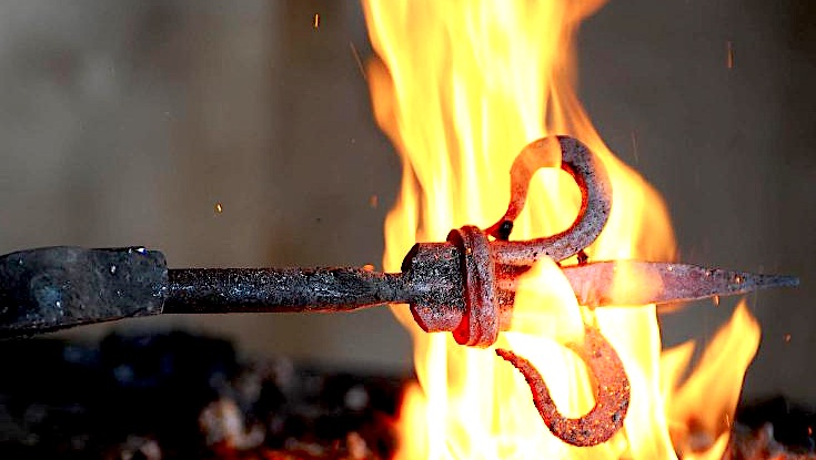 Civitaluparella 'fucina' del ferro battuto: maestri forgiano scultura da collocare in paese