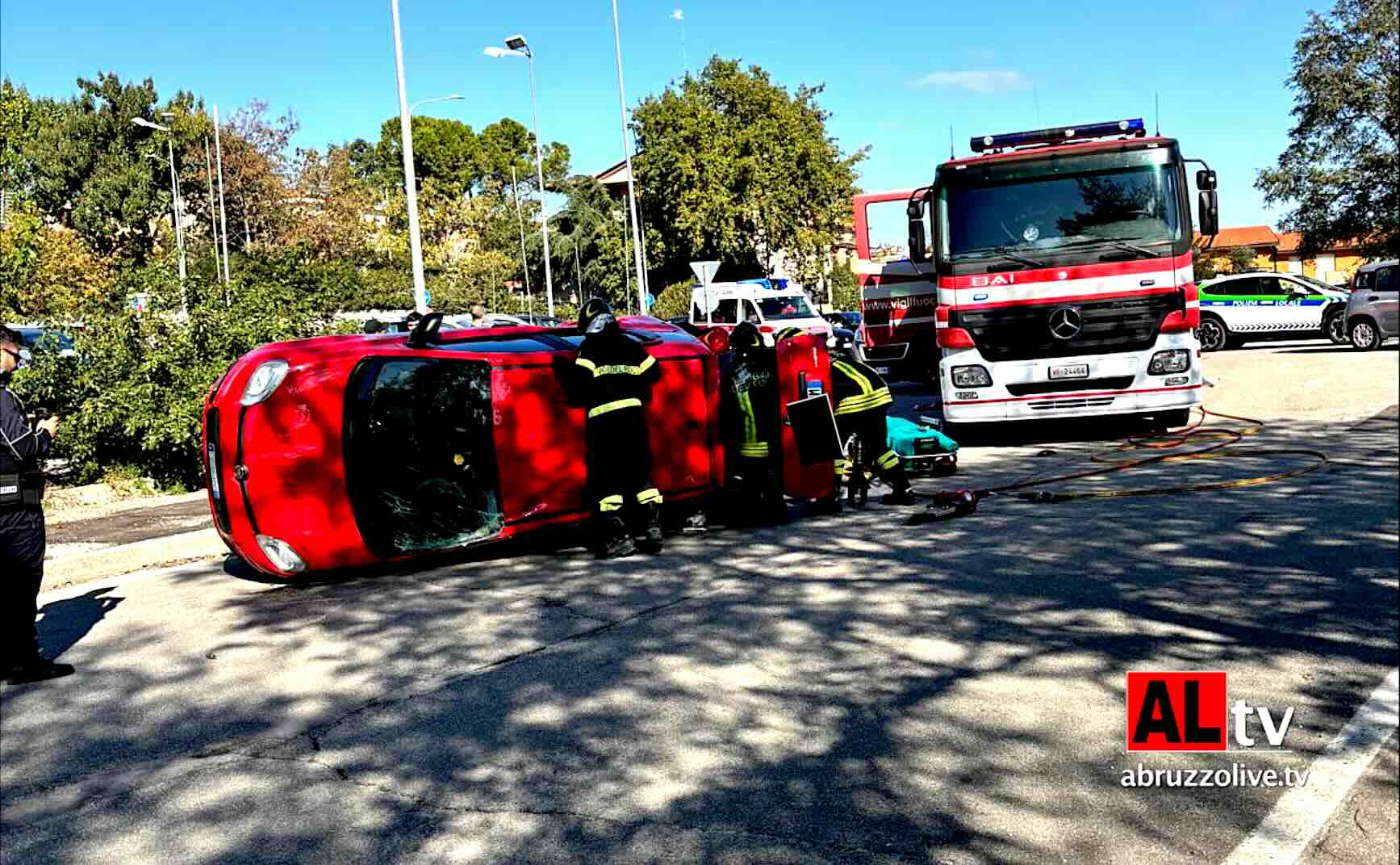 Lanciano.  Scontro tra auto alla rotonda, una si cappotta: ferita una donna