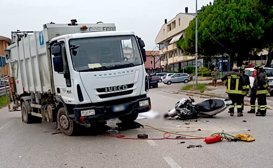 Scooter contro camion rifiuti ad Alba Adriatica: muore motociclista