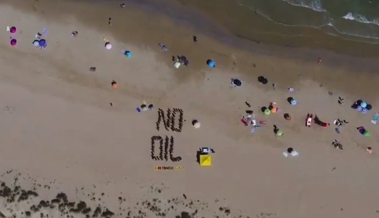 'No oil', flash mob antipetrolio di Legambiente sulla spiaggia di Punta Penna a Vasto