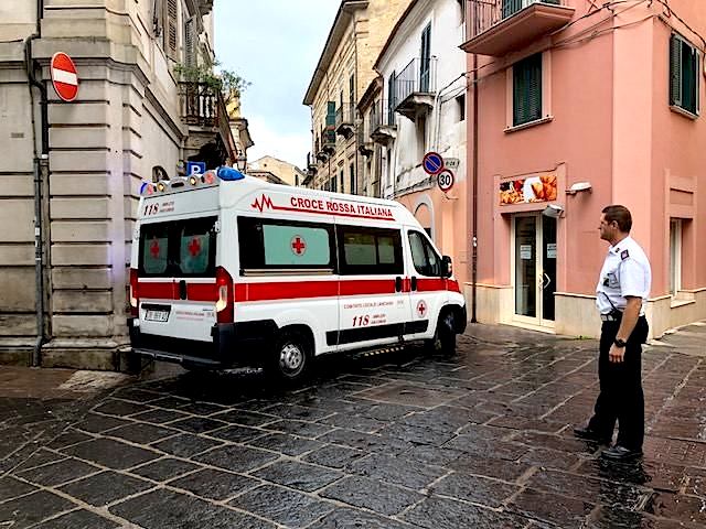 Lanciano. Inciampa contro una griglia di scolo... difettosa: cade e si frattura naso e otto costole