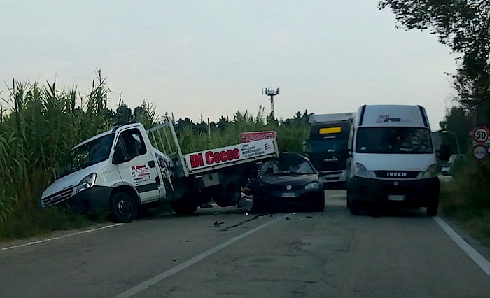 Atessa. Con l'auto sotto il camion: ferito un giovane