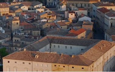 Vasto, lesioni nel muro dei giardini di palazzo d'Avalos: chiusa via Porta Palazzo