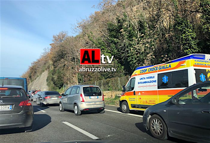 Incidente con feriti su A14 tra Ortona e Lanciano. Chilometri di coda