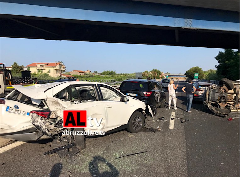 Incidente in A14 tra Ortona e Lanciano. Otto i mezzi coinvolti. Code. Caselli chiusi