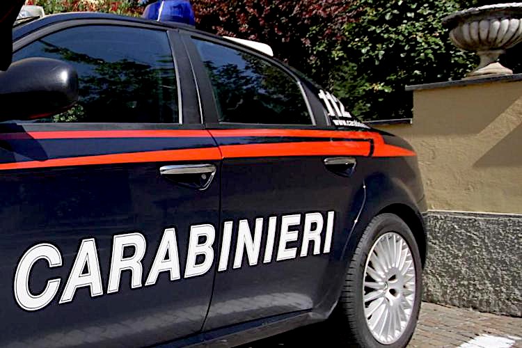 Pesta la madre fino a fratturarle le costole: a Vasto arrestato 22enne