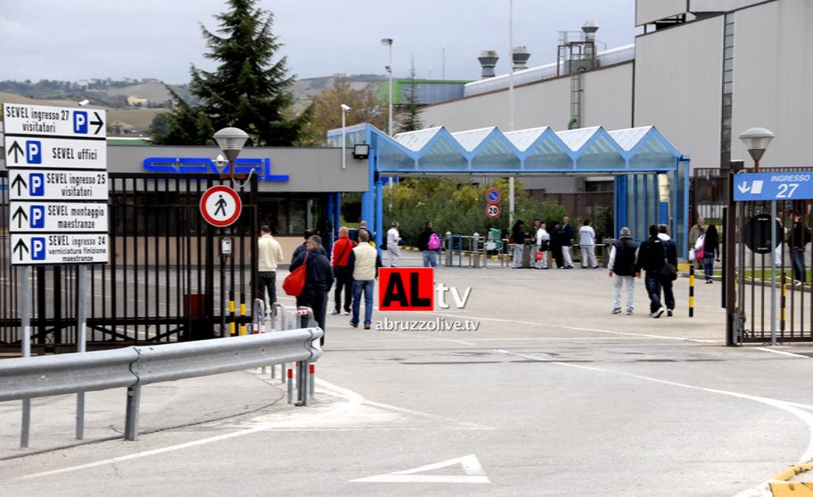 Coronavirus. Sevel. Protesta dei lavoratori: 'Qui non applicata neppure distanza di sicurezza di un metro'