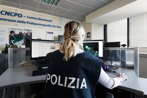 Adescava ragazzine per sexting grazie a falsi profili social: un arresto a Chieti