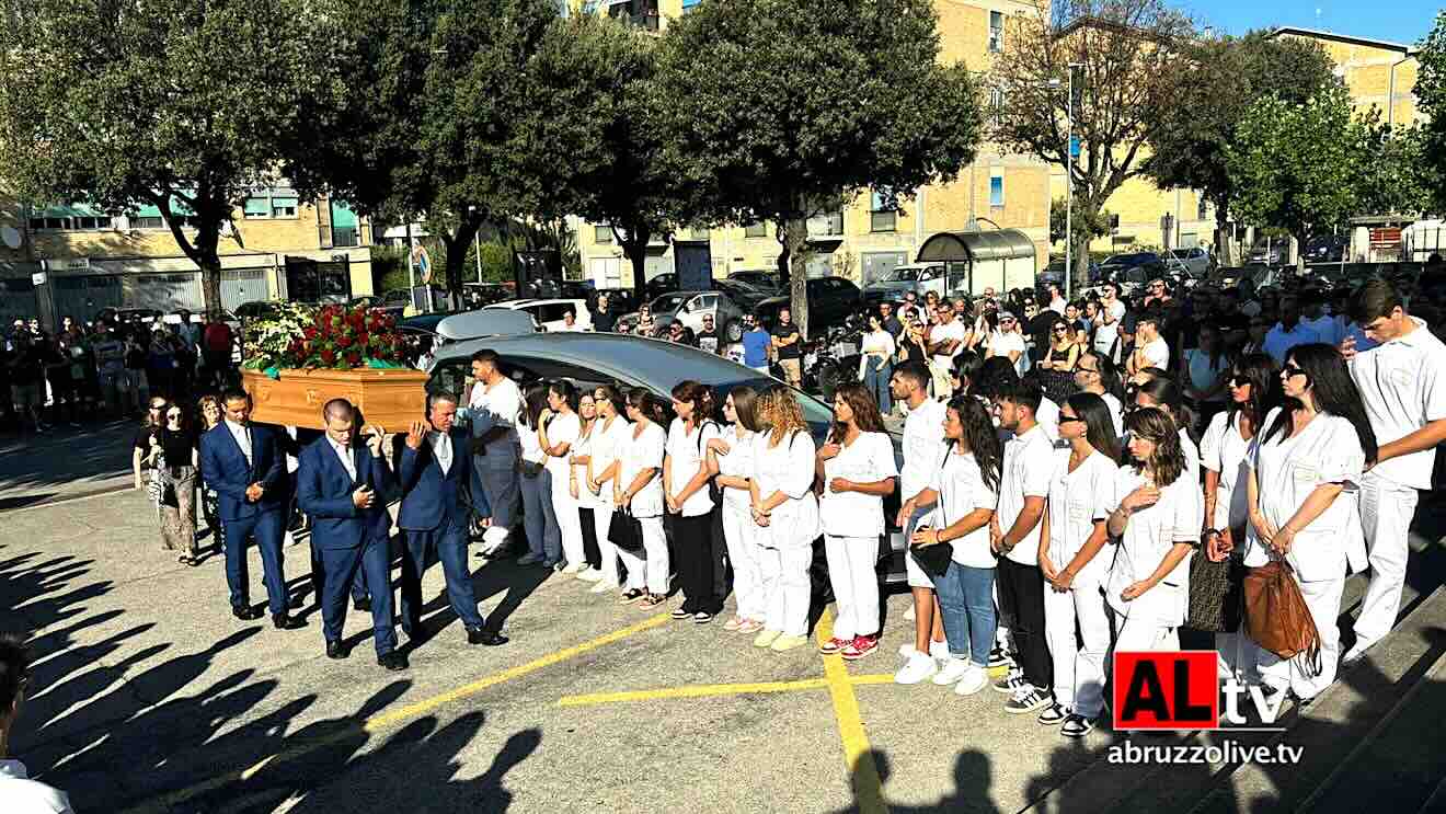 Lanciano. Camici bianchi e motociclette per l'ultimo saluto ad Ariodante. 'Buon viaggio, Artù'