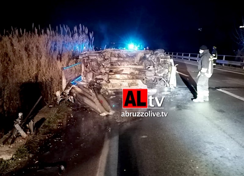 Mozzagrogna. Auto si cappotta e prende fuoco