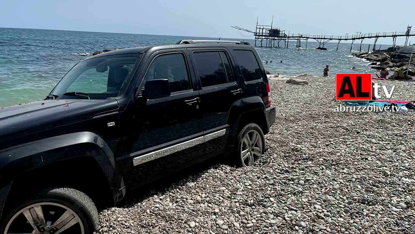 Costa dei Trabocchi. Vietato parcheggiare l'auto in spiaggia? E chi se ne importa... 