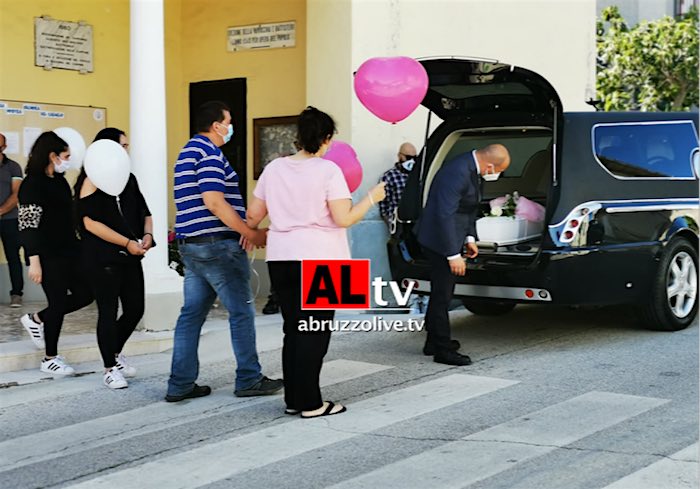 Lanciano. Palloncini fucsia e bianchi e campane a festa per l'addio alla piccola Bethany