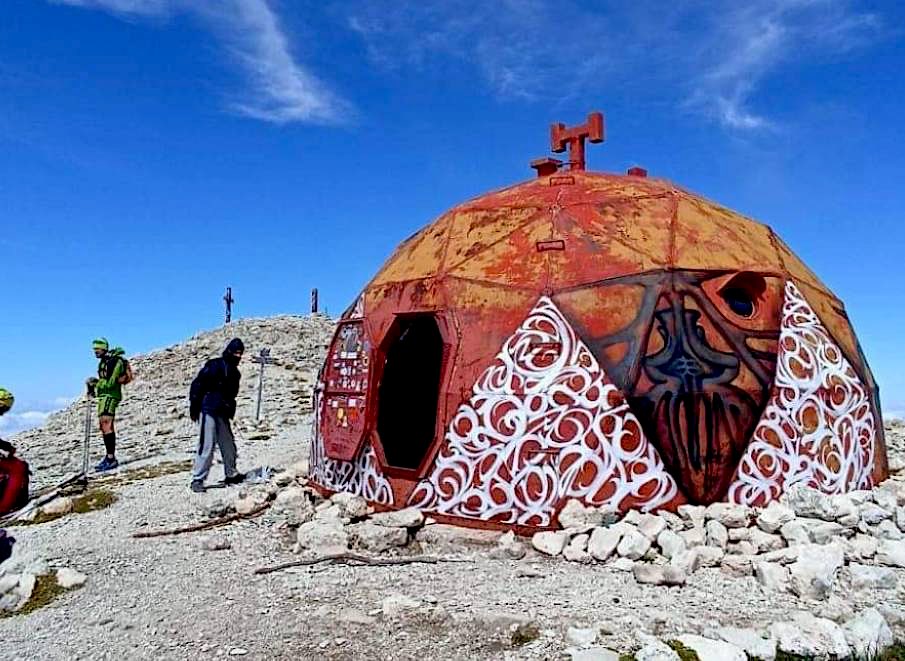 Imbrattano Bivacco Pelino su Monte Amaro, in Parco Majella: quattro giovani denunciati 