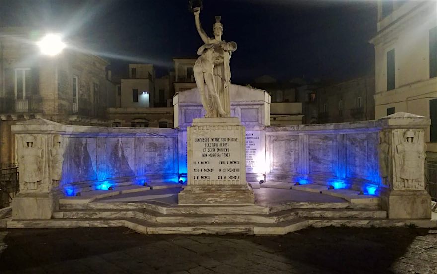 Giornata dell'autismo... Il Monumento ai caduti di Lanciano s'illumina di blu