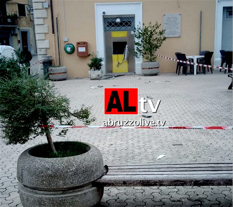 Bomba. Fatto esplodere nella notte bancomat Poste. Ufficio devastato