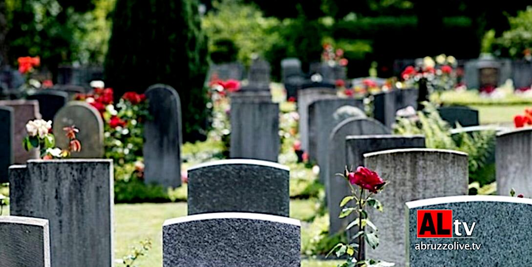 Donna trovata morta al cimitero a Chieti, sulla tomba di famiglia, con una busta di plastica attorno alla testa