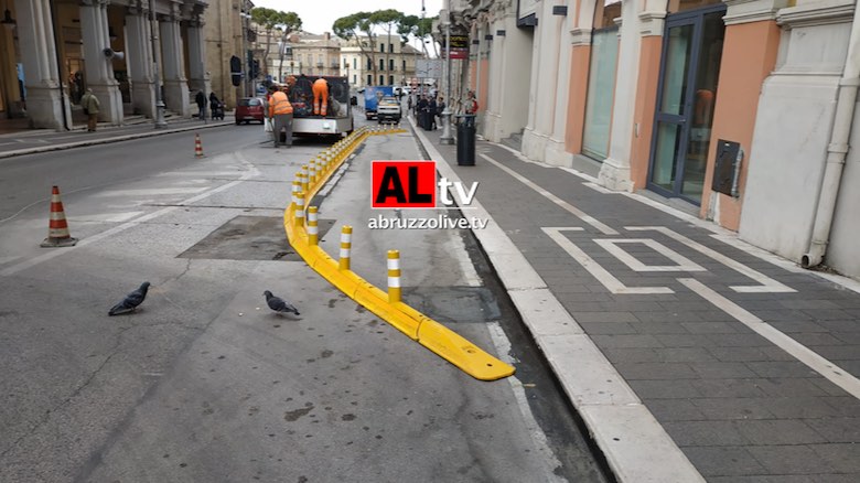 Voragine lungo il corso a Lanciano: tratto di strada restera' chiuso a lungo. 'Quei palazzi erano a rischio collasso'