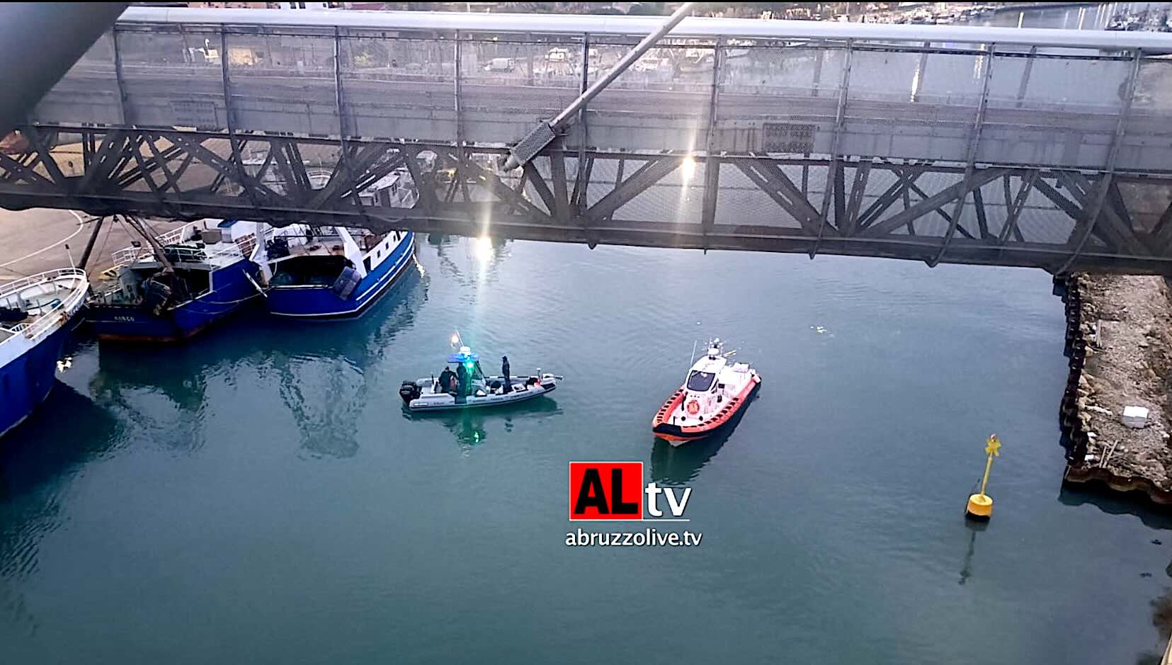 Donna si lancia dal Ponte del mare a Pescara: ricerche in atto