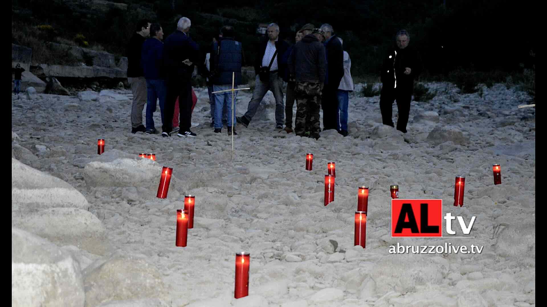 Captazioni prosciugano chilometri di fiume, il funerale dei residenti con lumini e croce a Celenza sul Trigno