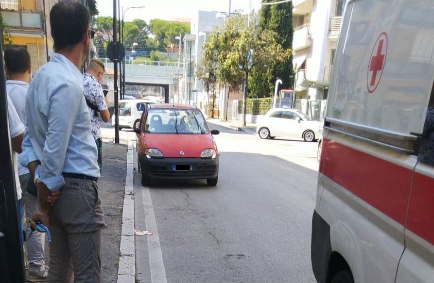 Pescara. Senza patente, 25enne travolge anziano 