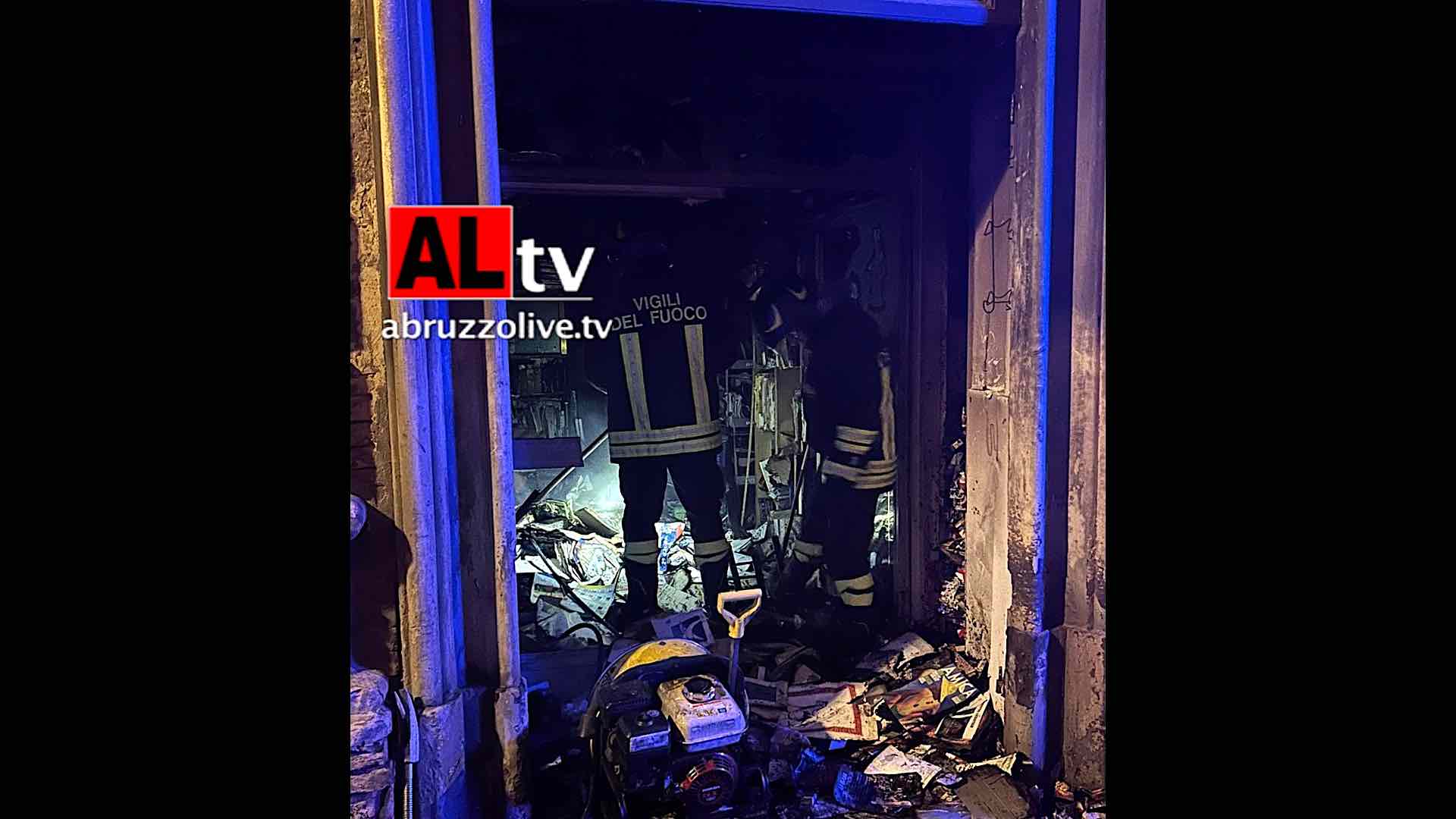 Incendio nel centro storico a Lanciano: a fuoco magazzino in Via Valera