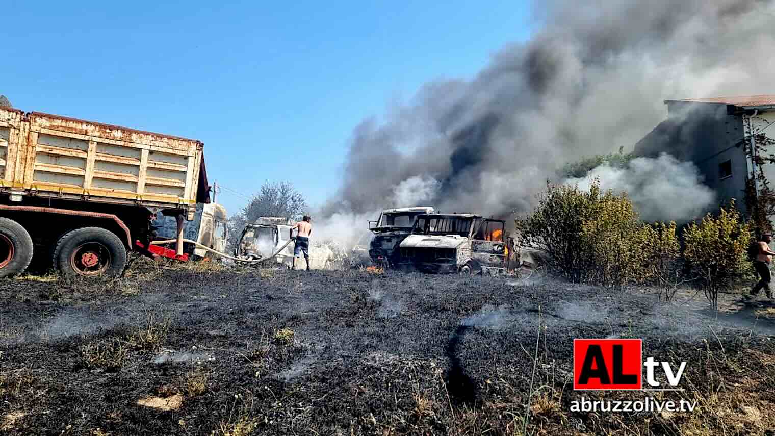 Incendio ad Atessa: a fuoco nove veicoli, lambita abitazione. Una denuncia