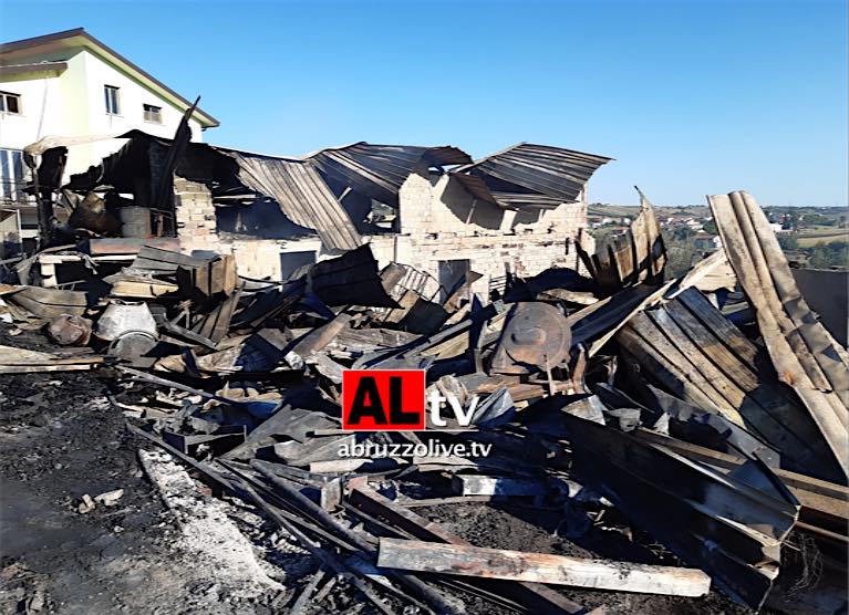 Casoli. Azienda agricola distrutta da incendio: corto circuito all'origine del disastro