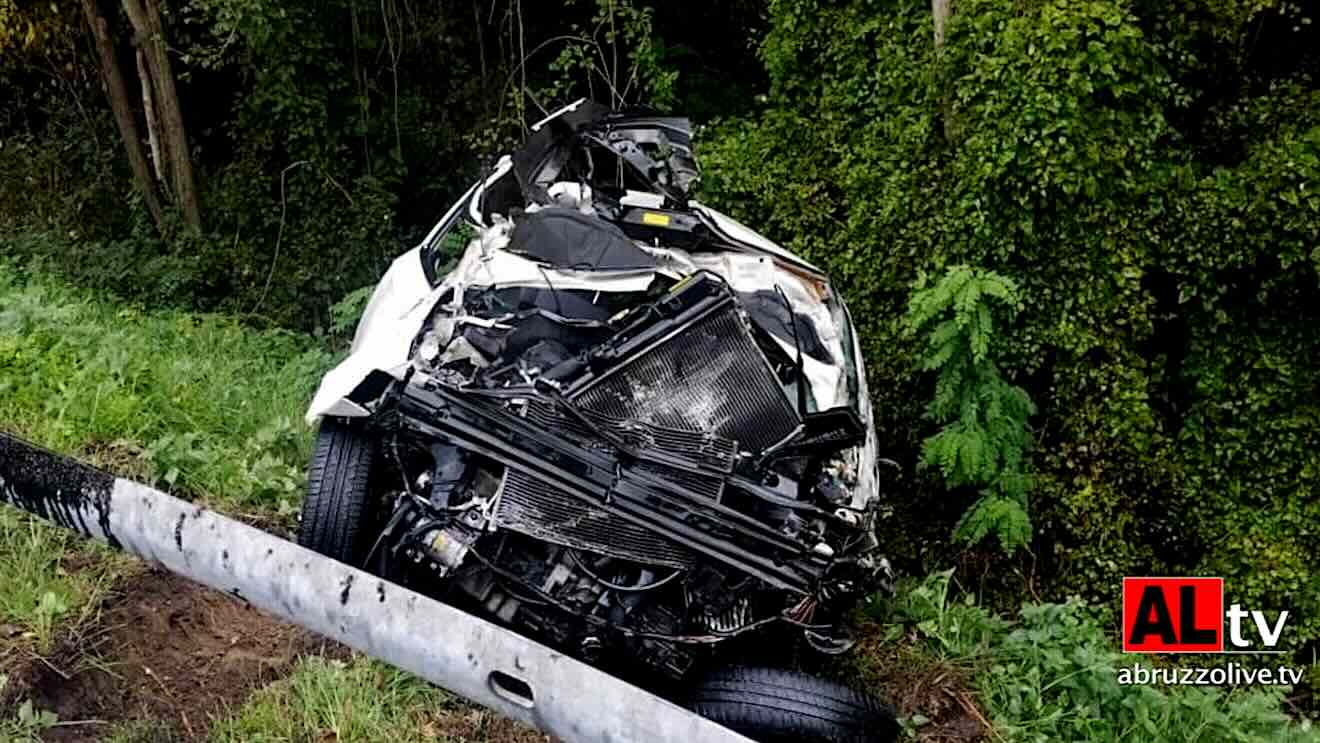 L'Aquila. Con l'auto sfonda guard rail su A24 e finisce nella vegetazione: muore 24enne