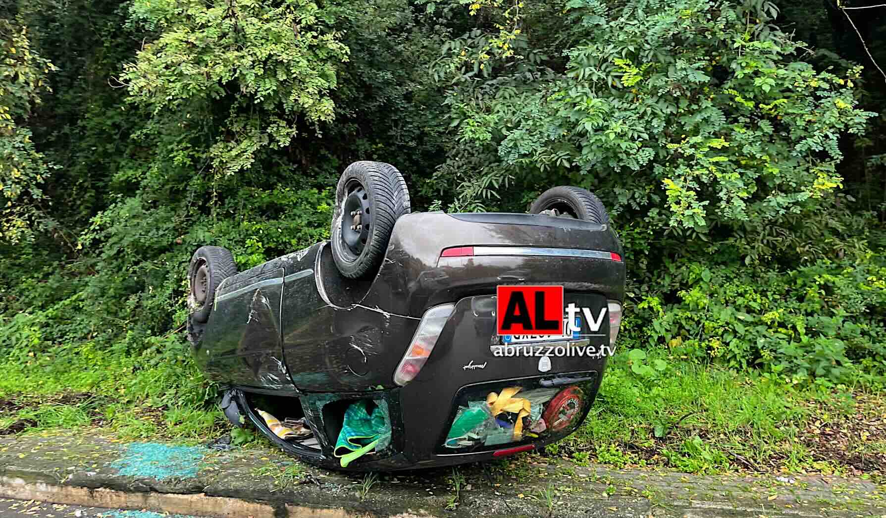 A Lanciano auto si ribalta e finisce nella scarpata