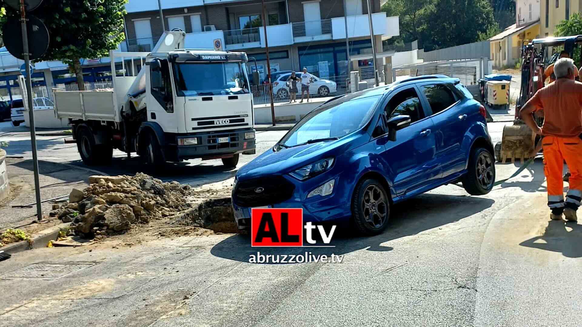 Lanciano. Finisce con l'auto nello scavo Sasi per la riparazione delle condotte idriche