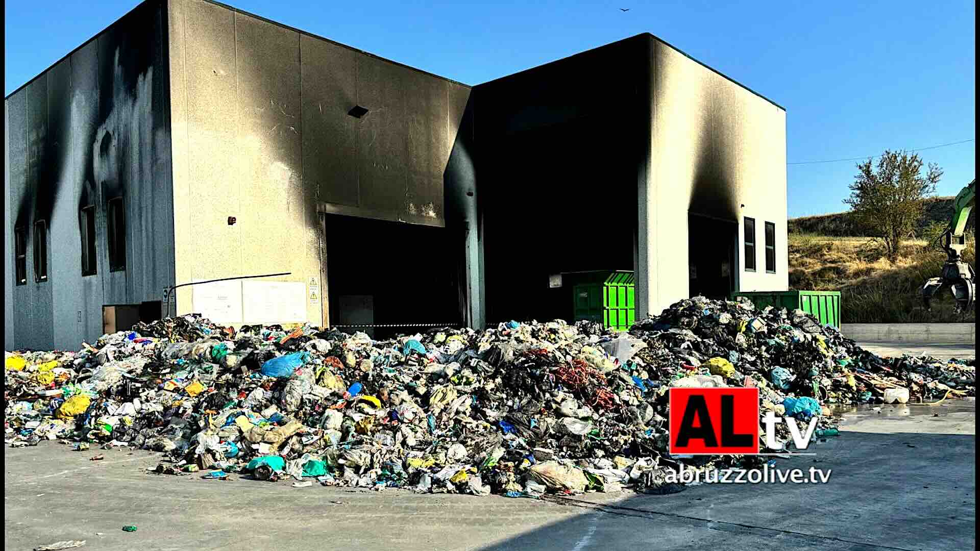 Lanciano. Incendio notturno alla piattaforma rifiuti di Ecolan di località Cerratina - VIDEO