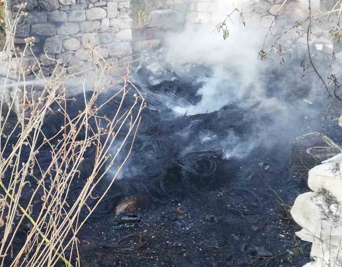 Bomba. Bruciano parti di veicoli, pneumatici  e materassi sul fiume Sangro: denunciati