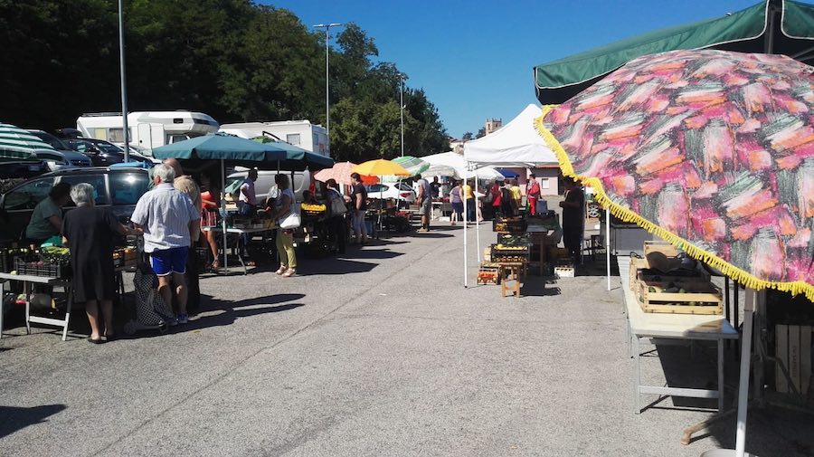 Lanciano. Mercato coperto chiuso... Agricoltori messi a cuocere sotto il solleone nel parcheggio pieno di auto e senza servizi