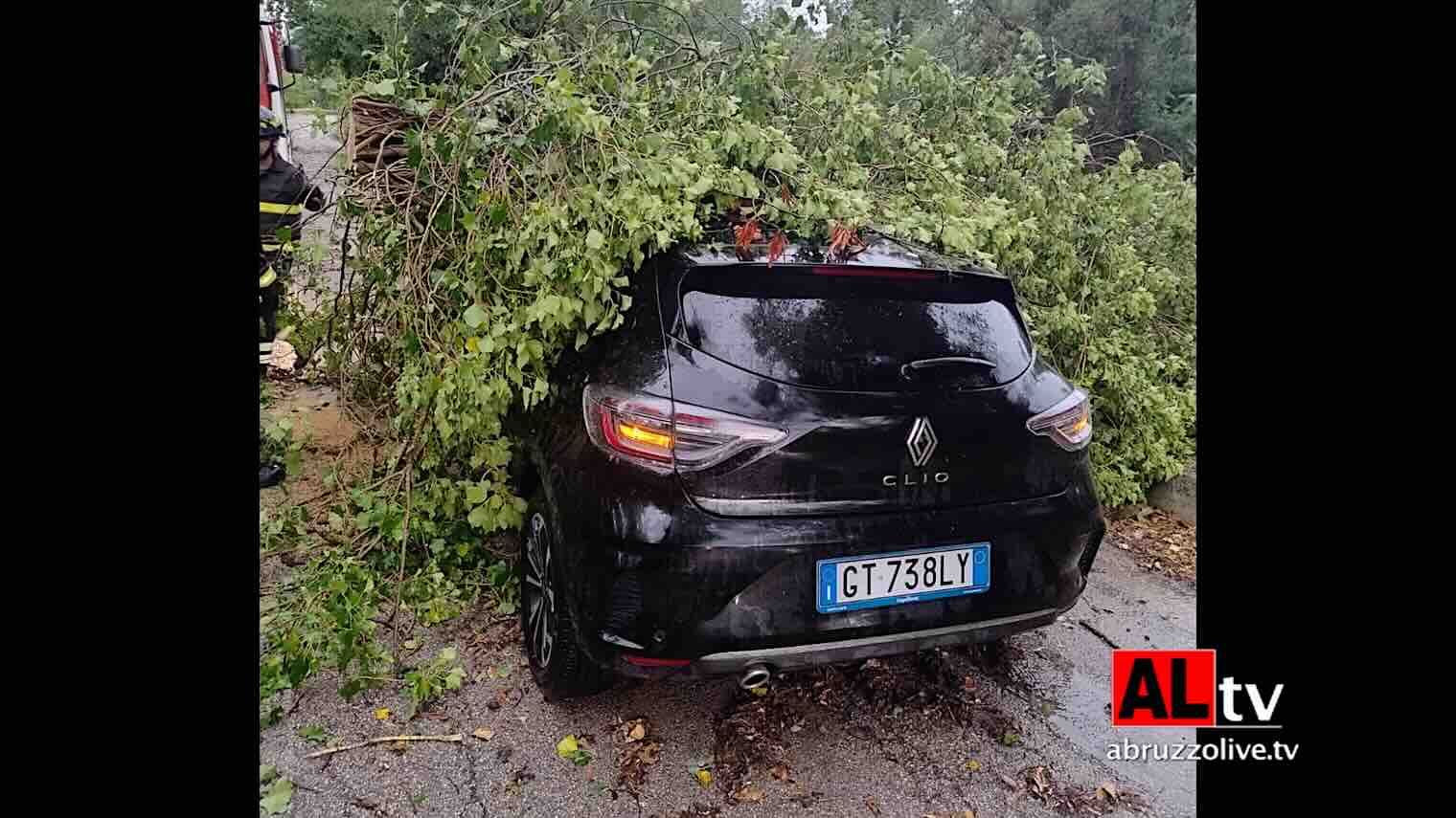 Maltempo. A Miglianico albero piomba su auto in transito