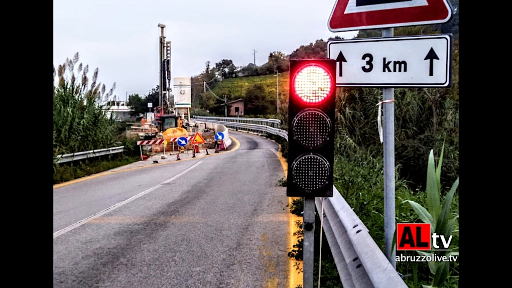 Rocca San Giovanni. Tre anni e mezzo per sistemare 100 metri di ponte. E i lavori non sono finiti...