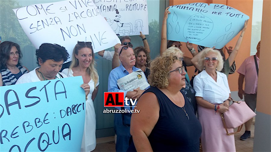 Acqua col contagocce. Da Vasto protesta sotto gli uffici Sasi. E pure i sindaci chiedono lumi