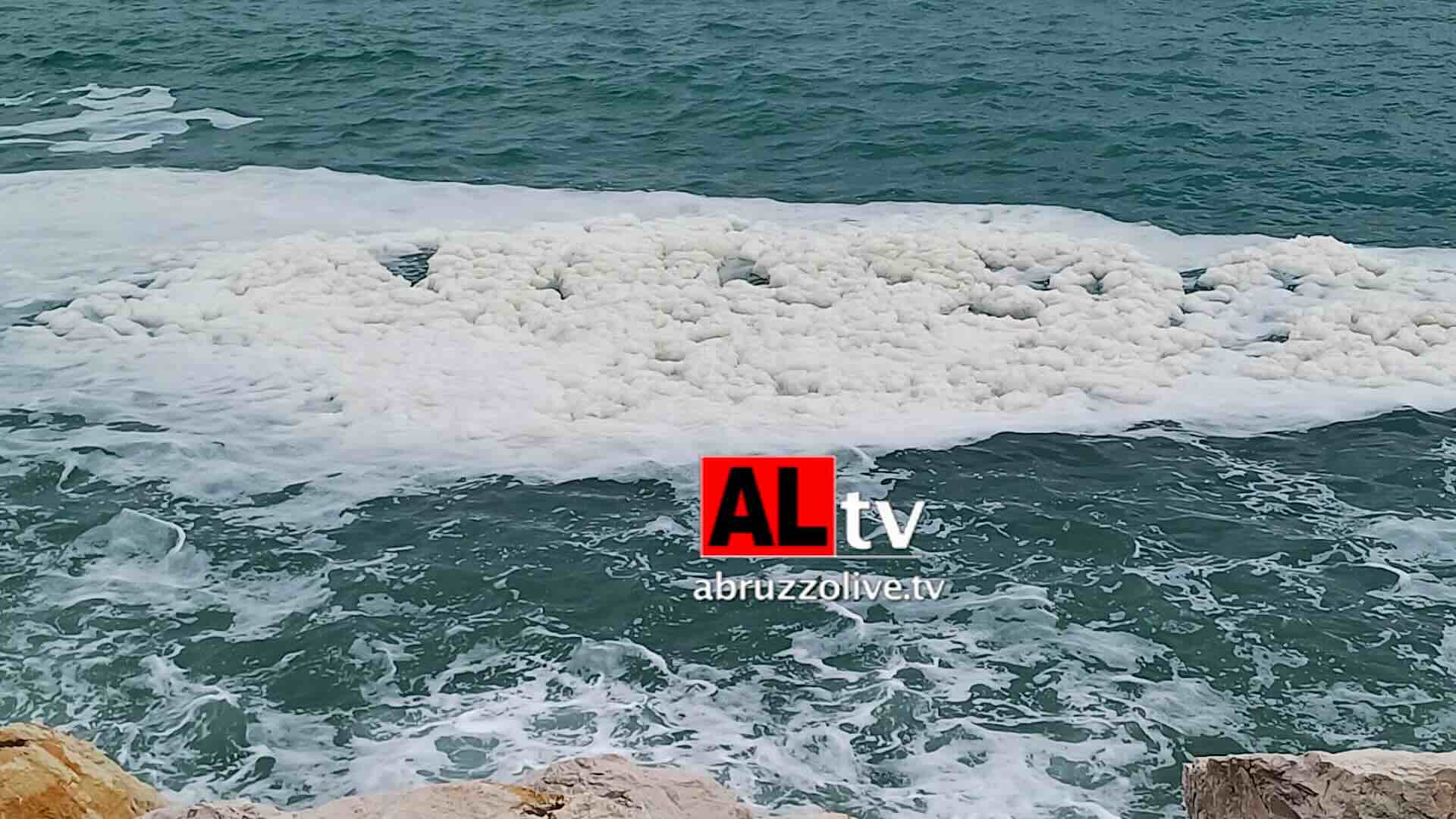 Massa schiumosa in mare tra San Vito e Rocca San Giovanni: controlli Capitaneria e Arta