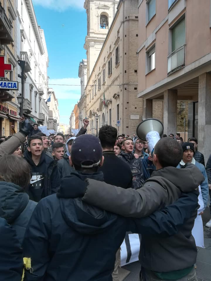 Chieti. Studenti in corteo per chiedere scuole piu' sicure e vivibili