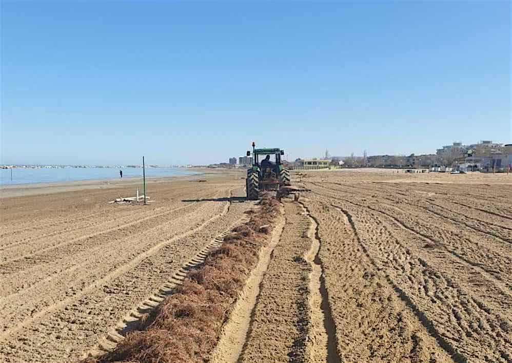 San Salvo. Iniziata la pulizia della spiaggia