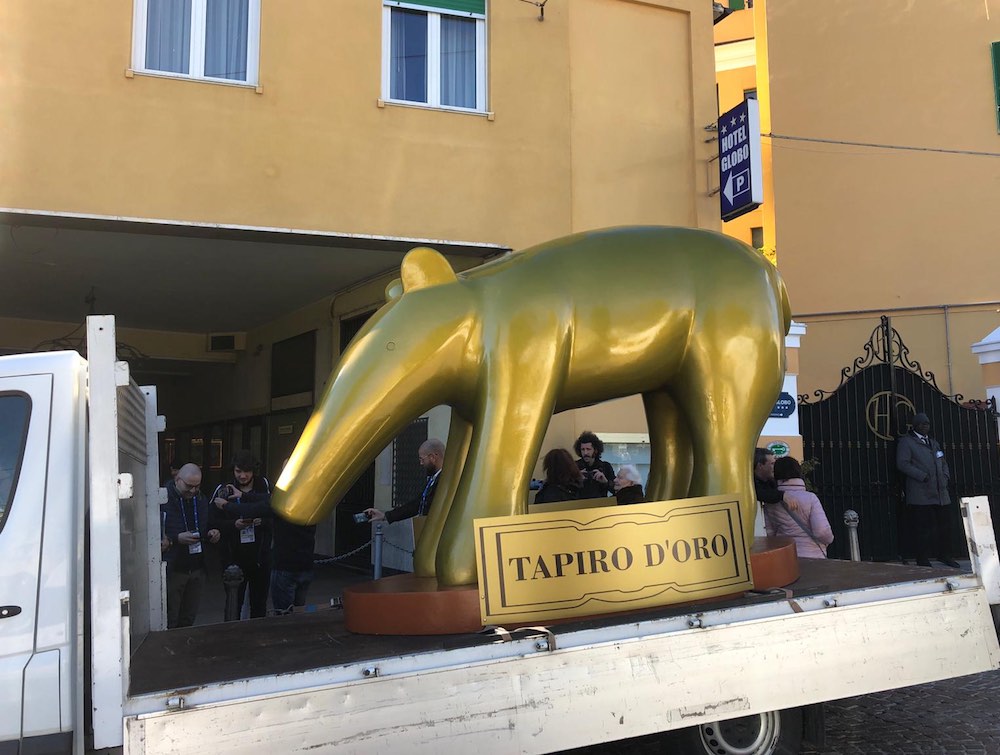 Curiosita' da Sanremo, dall'inviato molto speciale Massimiliano Brutti. Che ci fa il tapiro davanti all'Ariston?