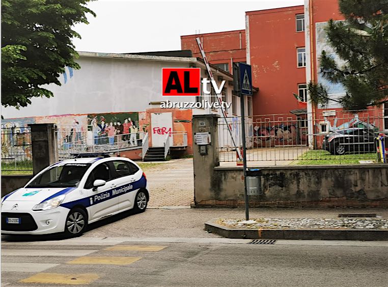 Coronavirus. Lanciano. Tutti a scuola a riprendere i libri... E arrivano i vigili urbani