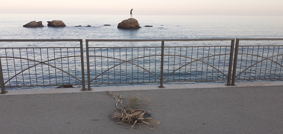 Vasto Marina. Davanti alla Bagnante incuria e degrado