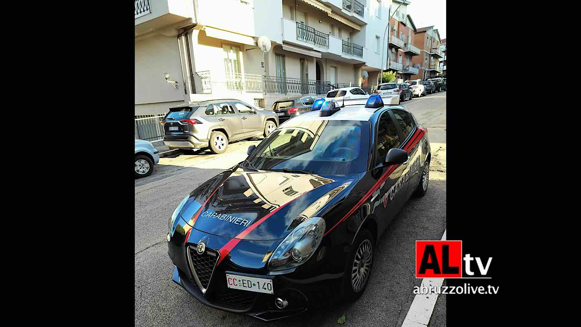 A Vasto giovane vola da balcone: è grave